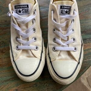 Converse Chuck Taylor All Star Lowtop Cream White Men Size 4 WMN 6 Used